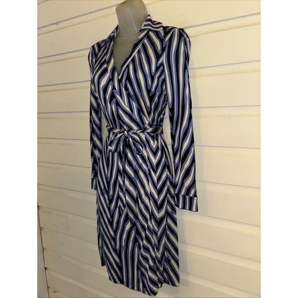 Diane Von Furstenberg 100% Silk Long Sleeve Wrap Dress Size 2 - Picture 3 of 9